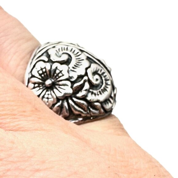 Designer Womens Ring Sterling Silver Domed Floral Design Size 6 - Picture 2 of 4